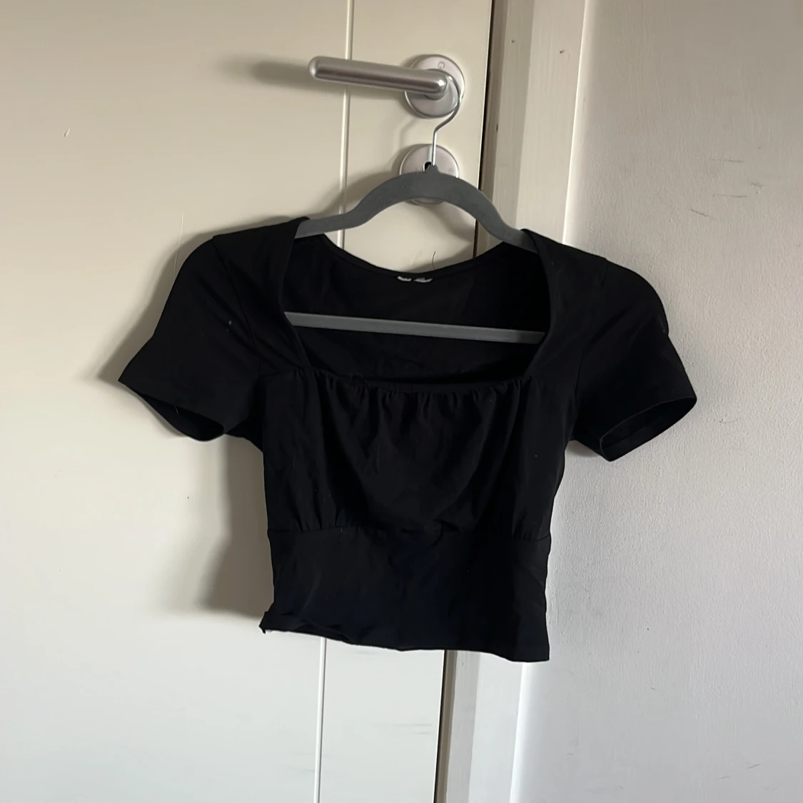 Svart croppad topp med fyrkantig ringning