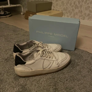 Philippe Model skor  - Säljer nu mina feta Philip modell dom är i fint skick bara använda några få gånger jag köpte dom nya så kvitto finns 🙌ny pris 2800