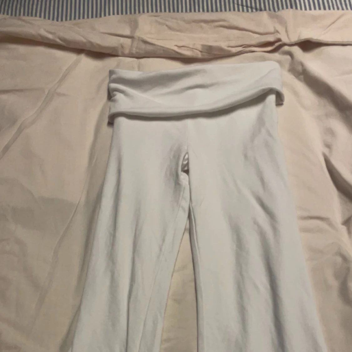 Vita bootcut byxor med hög midja - 1