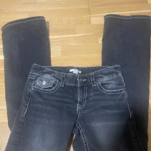 Low waist bootcut jeans  - Svart gråa jeans från Gina tricot! Väldigt bra skick och använda några gånger. Pris kan diskuteras