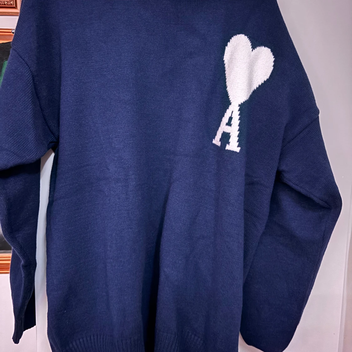 Mörkblå stickad tröja från Ami