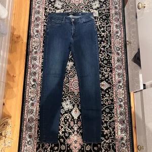 Mörkblå skinny jeans från Replay - Snygga mörkblå skinny jeans från Replay med klassisk femficksdesign och diskreta sömmar på bakfickorna. Jeansen har normal midja och är tillverkade i stretchigt denim för en bekväm passform. Perfekta till sneakers eller boots.