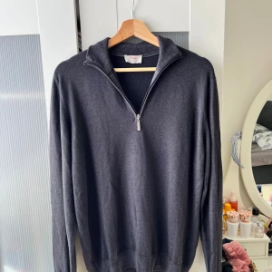 Exklusiv Gran sasso quarter zip / half zip virgin wool - Jätte fin och exklusiv 1/4 zip Gran sasso, kvalitet märke  Skicket på tröjan är jätte bra, precis som ny Färgen är en blandning av blå / grå Storlek 52 vilket motsvarar L i europeisk storlek  100% Virgin wool vilket ger tröjan än känsla i världsklass  Skicka meddelande vid några funderingar Kolla gärna även in mina andra annonser