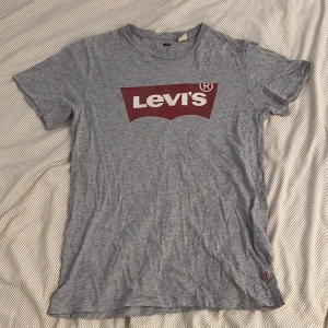 Grå Levi's t-shirt med logga - Grå Levi’s T-shirt den är äkta