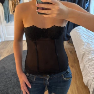 Korsett  - Korsett liknande topp, storlek 75A men skulle vilja säga att det är storlek 75b istället. Finns så man kan sätta dit band vid kupéerna men jag fick ej med några när jg köpte så det medkommer tyvärr ej!