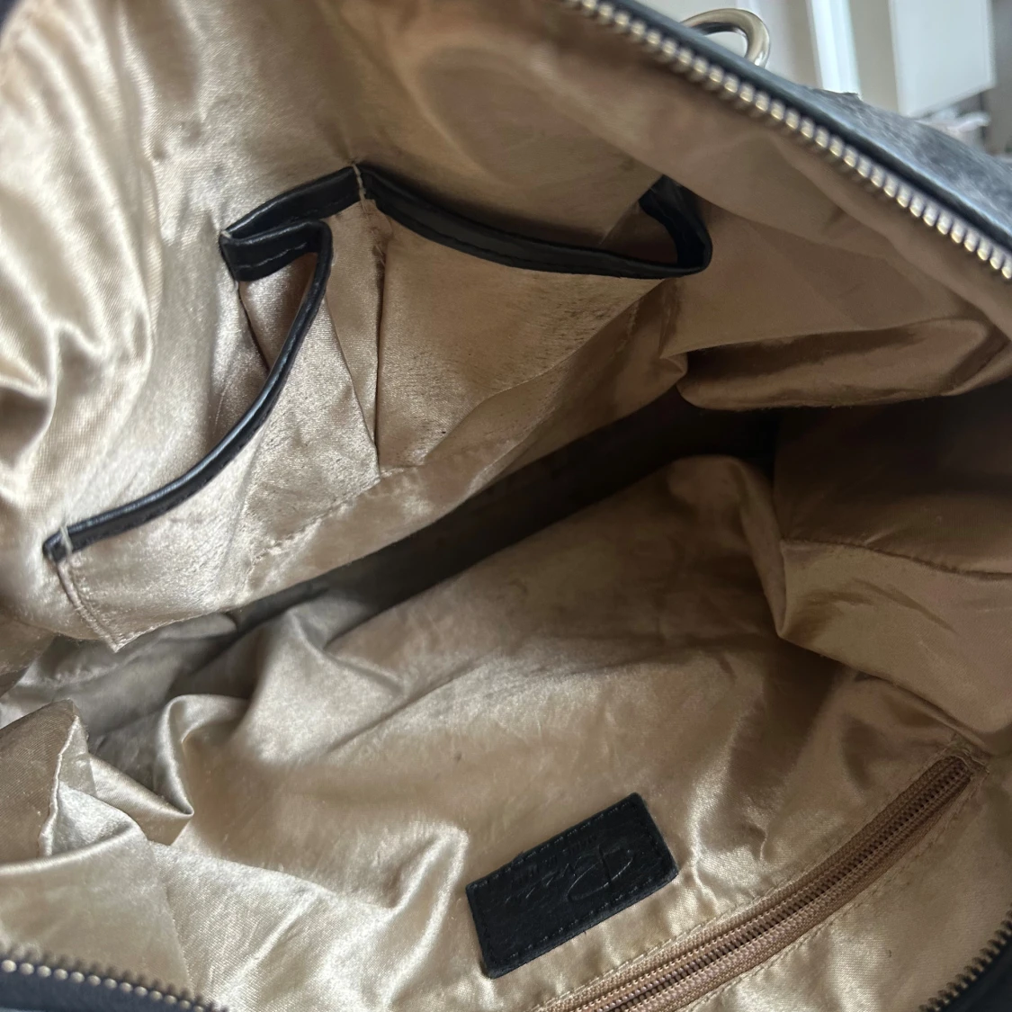 Svart handväska i skinn med dragkedjor - 2