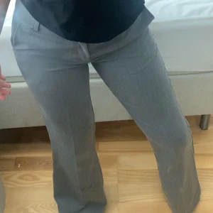 Lågmidjade Kostymbyxor  - Snygga kostymbyxor i grå! 