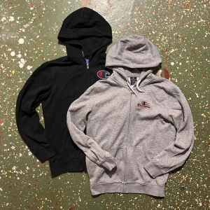 2x Champion zip hoodie  - Säljer två stycken champion zip hoodies|| säljer gärna båda två, kan sälja en också|| den gråa är storlek M men sitter som S, och den svarta sitter som en S|| skicket på båda är bra, små tecken på användning|| hör av dig vid frågor 🔥
