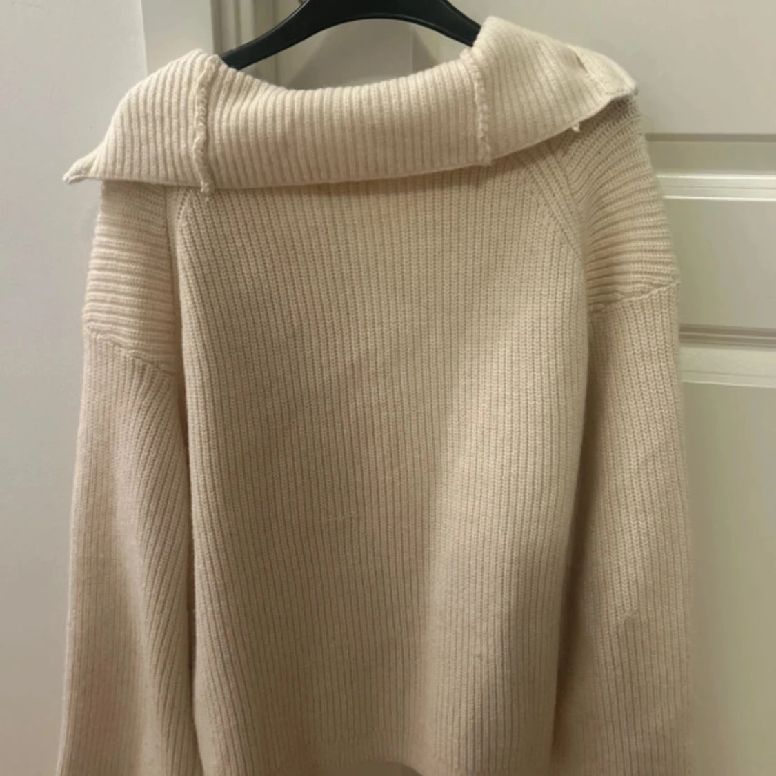 Beige stickad hoodie med half zip - 1