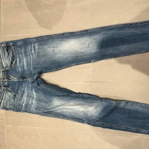 Blå Replay jeans, W34 L34 - Snygga blå replay jeans, skick 7/10 kontakta mig vid frågor passar dig som är runt 184-190