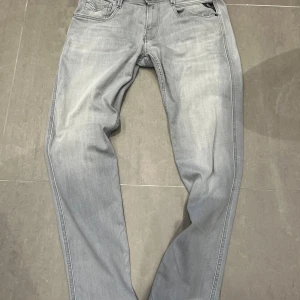 Replay Anbass ljusgrå slim jeans 32/32 - Tjena, säljer nu mina replay anbass som endast är använda 4-5 gånger dom är i utmärkt skick märks inte att dom är använda, vid frågor är det bara att skriva. Priset kan diskuteras 