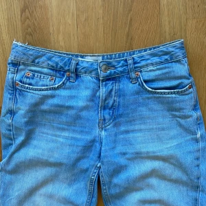 Låga straight jeans  - Low whaist jeans som är super sköna! Det står inte vilken storlek men jag skulle gissa på S-M
