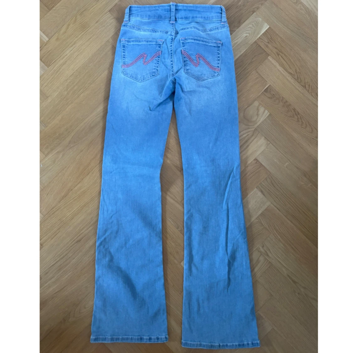 Ljusblå bootcut jeans från Nelly - 2