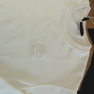 CD sweater - Säljer en stilren vit sweatshirt från C-D med broderad logga på bröstet. Säljer då armarna är för stora för mig och vill bara bli av med den fråga om mer bilder för plick tar ner min sweater om jag visar allt, pris kan diskuteras kan sänka rätt lågt. Helt ny och helt vit