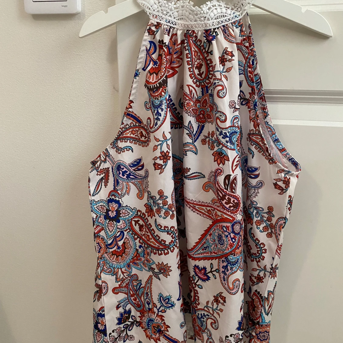 Vit topp med paisleymönster - 1