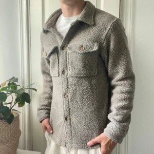 Oscar jacbosson teddy jacka M - Oscar jacbosson teddy jacka M, inga defekter. Modellen är 180,75 kg och bär M. 🤝 riktigt skön! 