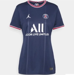 Psg - Helt ny psg tröja i storlek M men sitter som en S. Nypris 1200kr den har ett litet hål som går att sy igen och därmed priset.