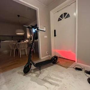 V50i PRO navee - En mycket bra elspark som har blinkers på båda sidor. Har inte använt den så mycket mer beskrivning skriv pm😃