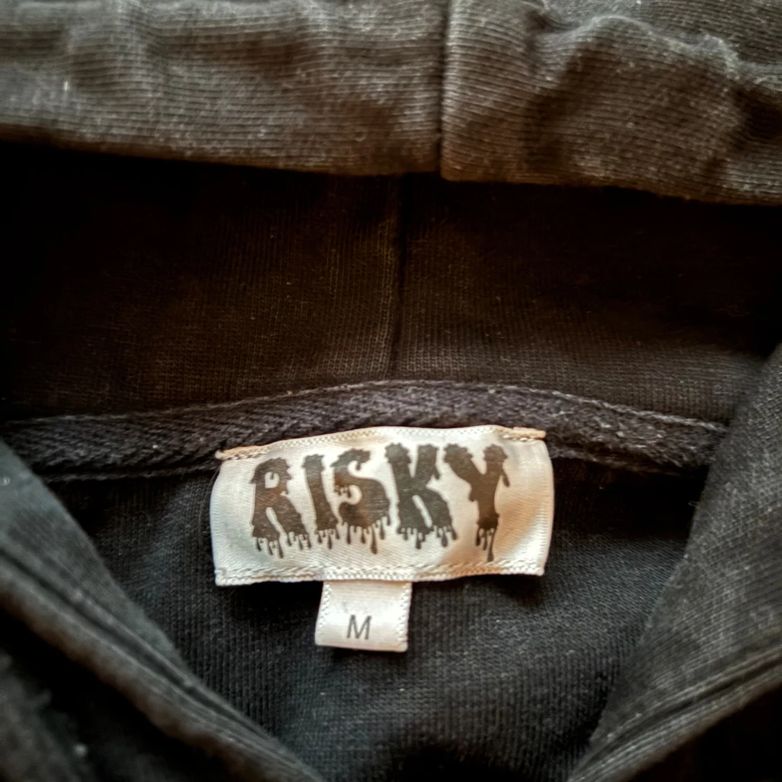 Svart hoodie från Risky med tryck - 2