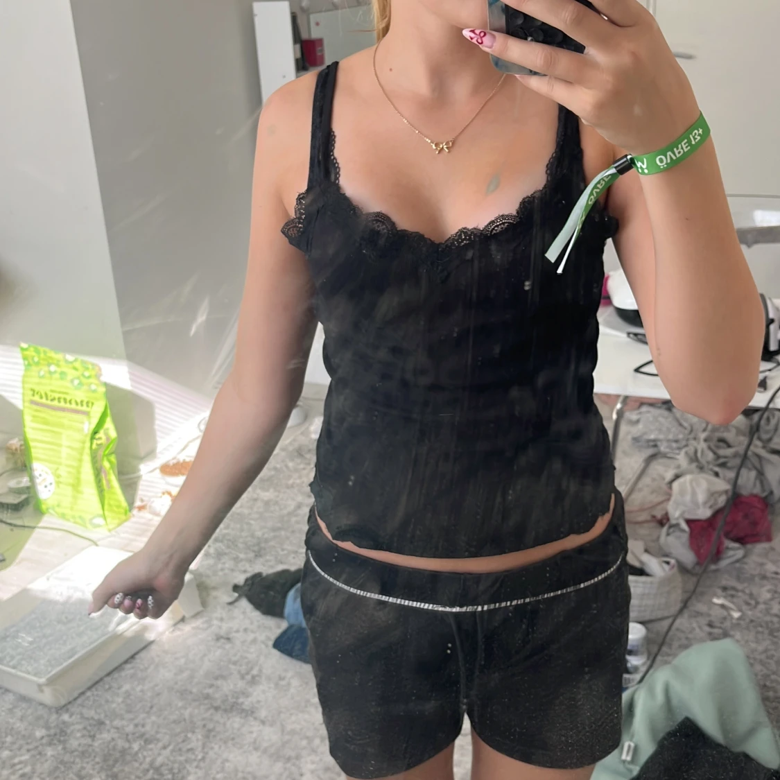 Svart linnetopp med spetsdetaljer