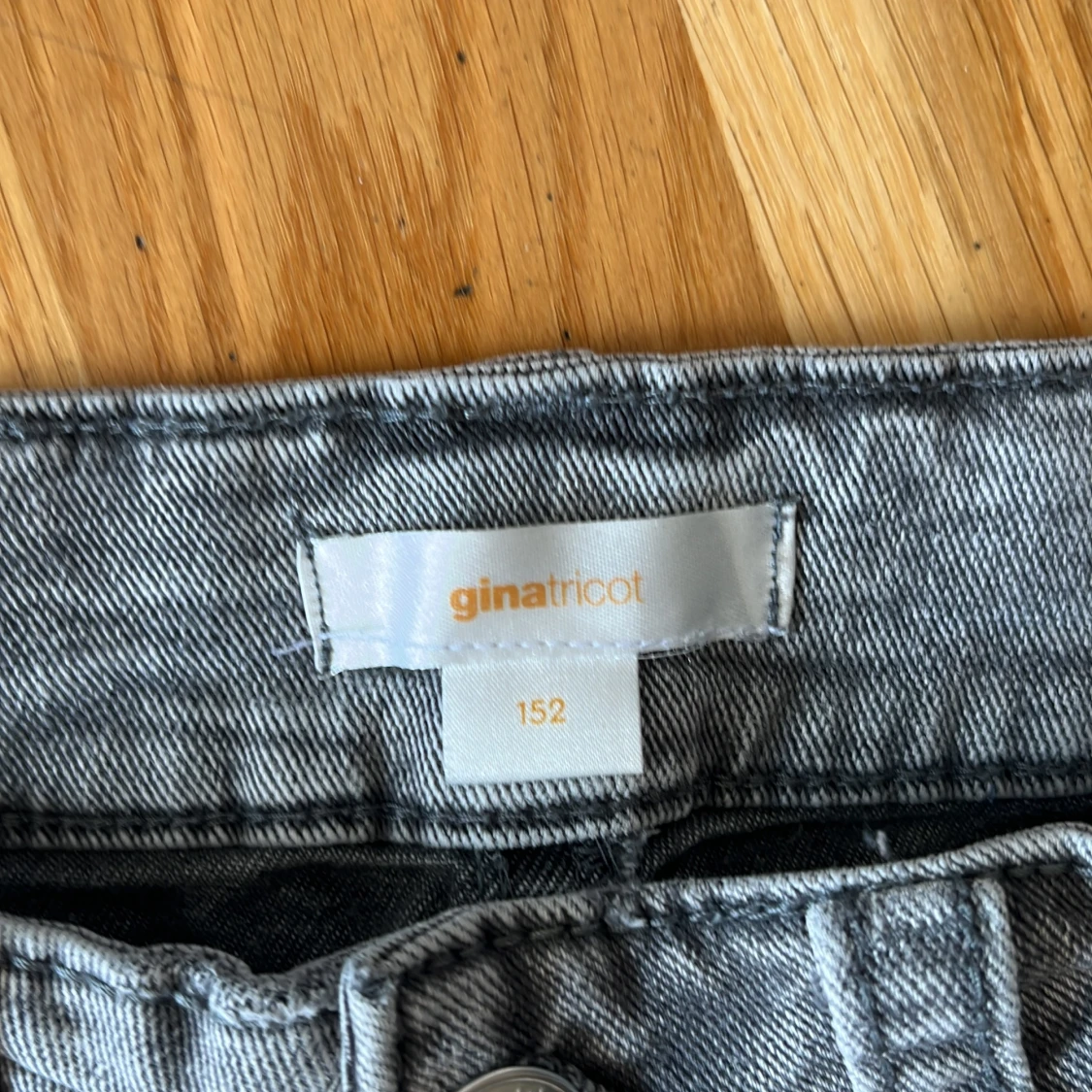 Grå bootcut jeans från Gina Tricot - 2