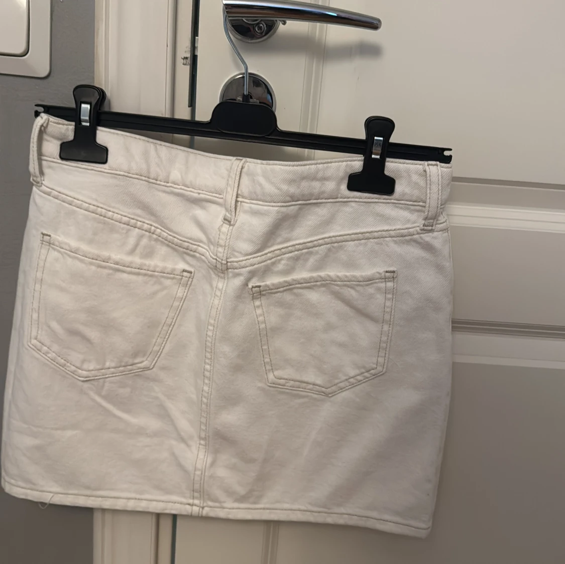 Vit jeanskjol med slitningar - 1