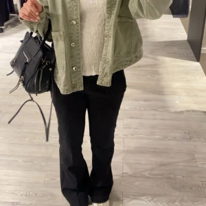 Svarta kostymbyxor - Snygga svarta kostymbyxor. Aldrig använda bara provade en gång, och dum som jag var tog jag av prislappen så kan inte lämna tillbaks dom. Nypris 499kr. Om du har någon fundering eller bud så skriv privat! 🫰🏼💘