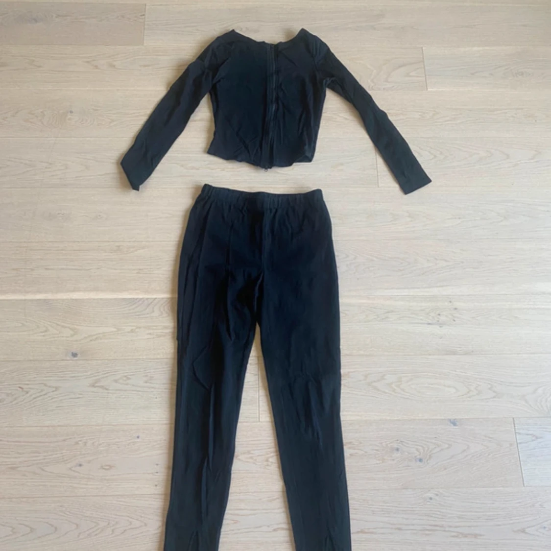 Svarta leggings med slits nertill