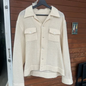 Our Legacy P.X Ivory shirt 48 - Jag har haft denna i 6 år+ och aldrig haft den på mig, så den är i bra skick 