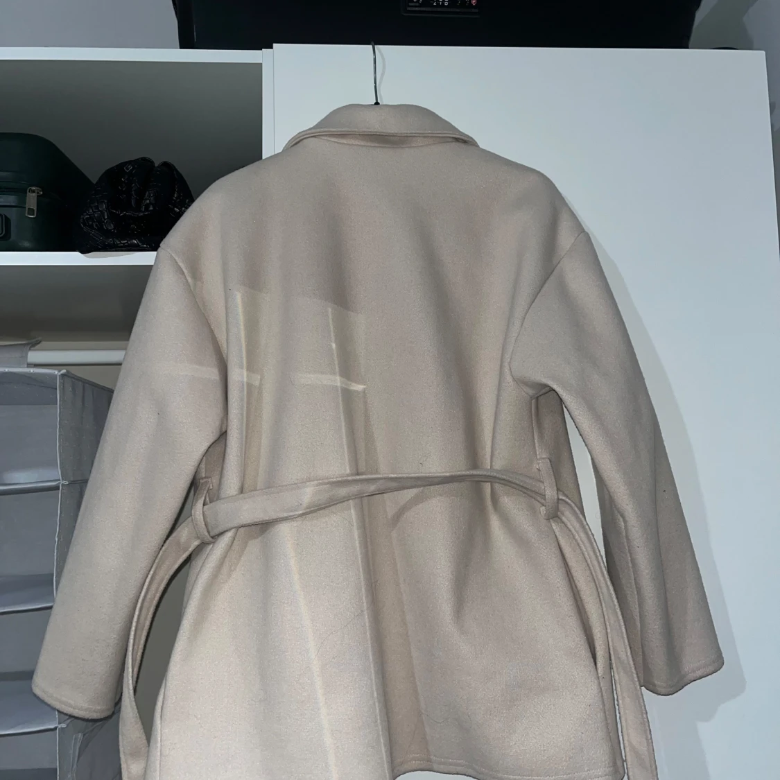 Beige kappa med bälte ( Kappa Matilda)  - 3