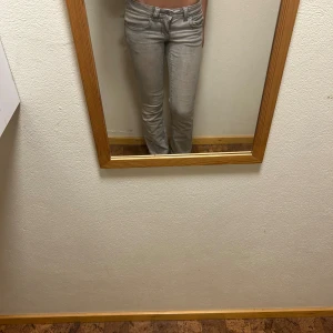 Grå flare jeans - Säljer ett par gråa jeans från gina.