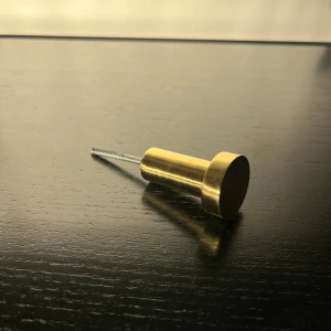 Krok i mässing - Krok i mässing som skruvas upp på väggen. Diameter 3cm.