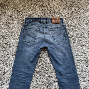 Nick premium edition Jacob cohen jeans - Säljer dessa extremt sällsynta gråa premium edition jacob cohen jeansen!⭐️Storlek = W31 / NICK - SLIM FIT!🙌Nypris på dessa premium edition = 10 000kr!🤝Äkthet går att verifieras via QR koden!👍Skick = NYSKICK!⭐️Hör av er vid  minsta fundering!🤝