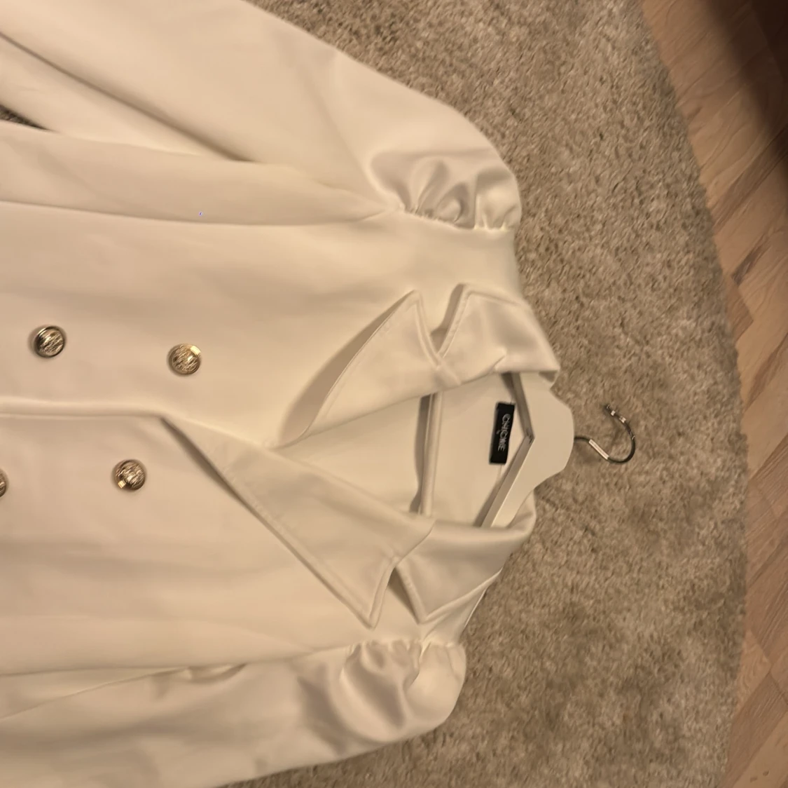 Vit kavaj me guld knappar  - 1