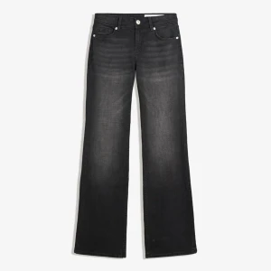 Snygga Bootcut jeans - Jeansen är helt oanvända och prislappen sitter kvar. De är mörkgråa och lowwaist. 💕