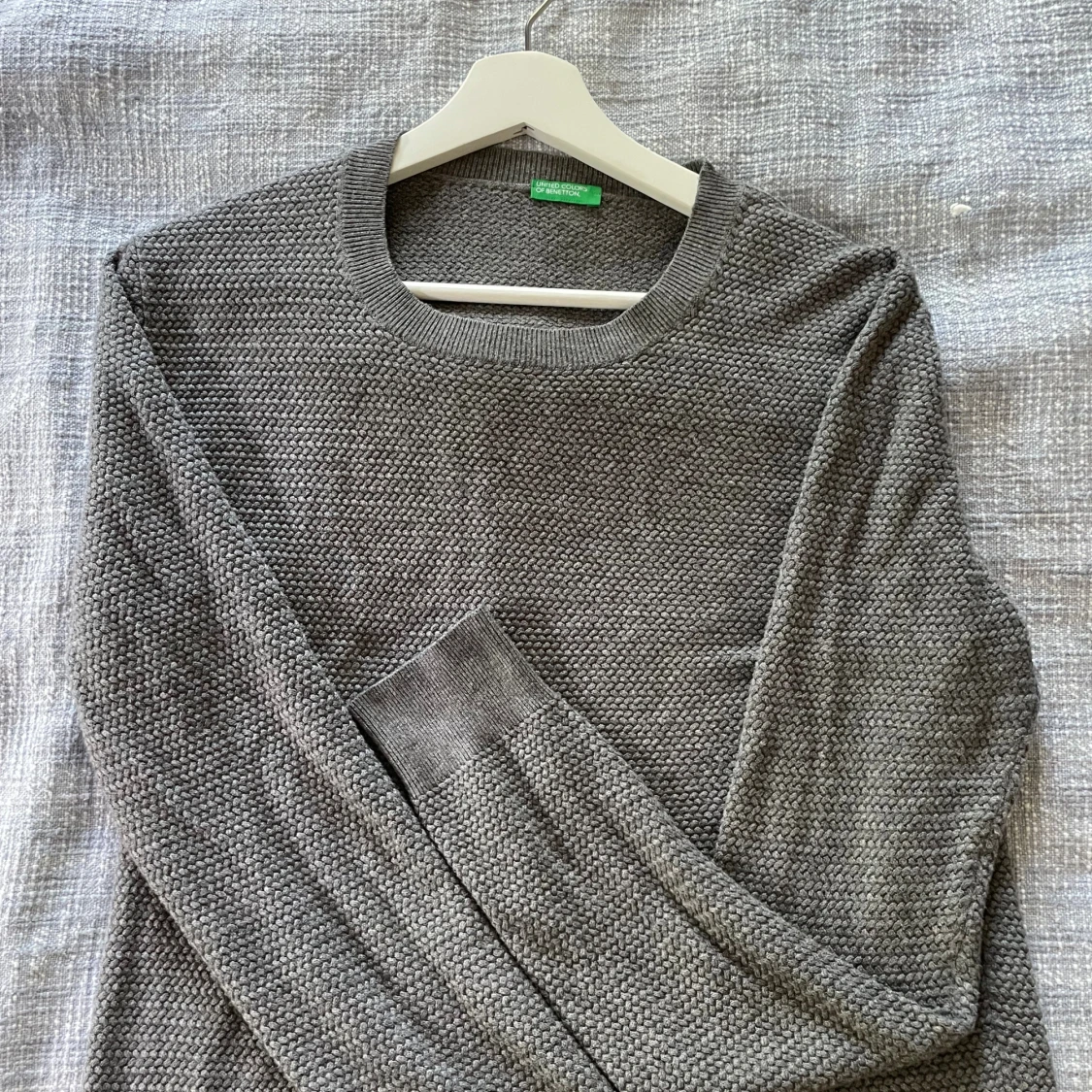 Grå stickad tröja från Benetton Storlek M - 1
