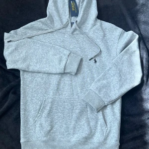 Grå hoodie från Polo Ralph Lauren - Snygg ljusgrå hoodie från Polo 