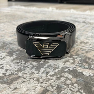 Läderbälte med automatiskt spänne – justerbar längd  - 📏 Storlekar: 130 cm & 135 cm Kan enkelt klippas i änden för perfekt passform.  🧵 Design: • Texturerat läder för en klassisk look • Slät läderfinish för en stilren, minimalistisk känsla (Bilder kan skickas vid intresse)  🔒 Automatiskt spänne: Smidigt klicksystem på insidan som sitter stadigt och enkelt justeras. Ger ett elegant och minimalistiskt uttryck.  🎨 Välj din logga: Flera loggor finns – välj din favorit. kolla min profil för alla alternativ 😊  📦 Snabb leverans 💬 Frågor? Hör av dig!