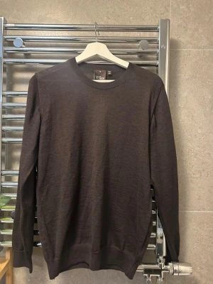 Mörkgrå merinoullströja Oscar Jacobson - Snygg mörkgrå tröja från Oscar Jacobson i mjuk merinoull. Klassisk rund halsringning och långärmad modell med ribbade muddar. Perfekt för lager-på-lager och funkar året runt. Enkel och stilren design som passar till allt. Nypris 1600 säljs för 700!! Priset kan diskuteras vid en snabb affär