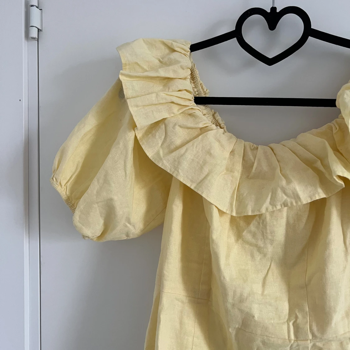 Gul kortklänning med volang från H&M - 3