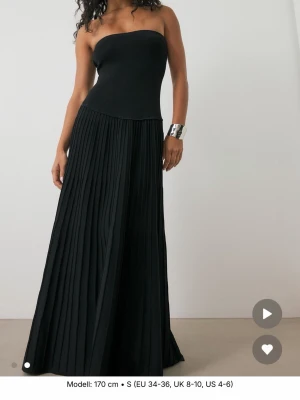 Nake klänning - Superfin klänning från nakd i storlek xs men passar mig som vanligtvis har S💓nypris 799 kr och nästan slutsåld i alla storlekar! Klänningen är endast använd vid 2 tillfällen 