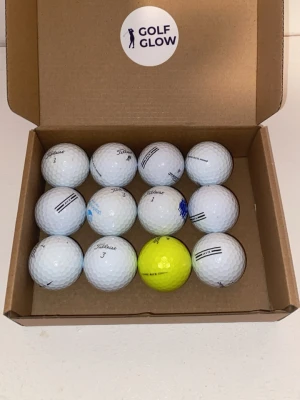 Titleist AVX 12-pack  - Titleist AVX är en mjuk premiumboll med låg bollflykt och mindre spinn i det långa spelet. Den ger bra längd från tee och fin kontroll runt green. Passar golfare som vill ha en mjuk känsla och stabil prestanda, även i blåsigt väder.
