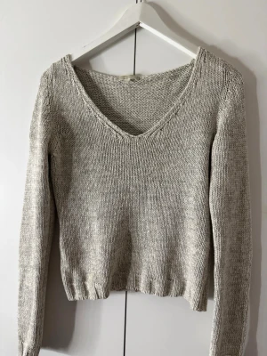 Beige stickad tröja Massimo Dutti - Säljer en beige stickad tröja från Massimo Dutti kom privat för flera bilder 