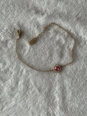 Lily and Rose armband  - Fint armband från Lily and Rose i guld med rosa diamant