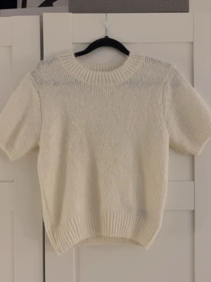  stickad t shirt Gina Tricot  - Supersöt vit stickad tröja från Gina Tricot i storlek S. Aldrig använd :)💕pris kan diskuteras 