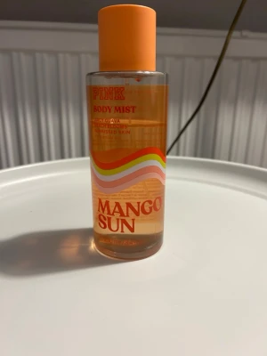 Mango Sun Body Mist 250ml - Fräsch body mist med tropisk känsla. Innehåller noter av juicy guava, beach blooms och sunkissed skin. Volym: 250 ml. Perfekt för dig som vill ha en lätt och fruktig doft till vardagen.