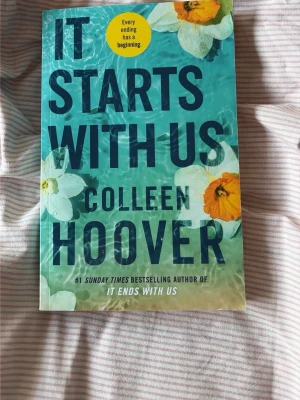 It Starts With Us - En gripande och känslosam berättelse om Lily och Atlas, där gamla känslor och nya utmaningar möts. Perfekt för dig som gillar romantik, relationer och starka karaktärer. En efterlängtad uppföljare till succén It Ends With Us.