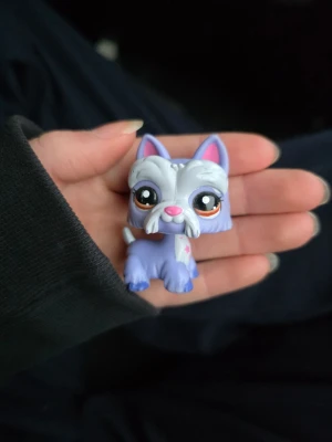 Littlest pet shop - Jättegullig littlest pet shop figur, hund, hasbro  Finns fler i min profil för samfrakt. Jag har ca 200 st kvar så följ för att få notis när jag lägger upp.