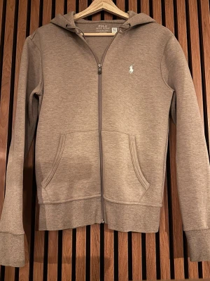 Ralph lauren hoodie - Beige Ralph Lauren hoodie. Den är köpt i somras på hanzens i Luleå. Kvitto finns. Hoodien har inga defekter och är i riktigt bra skick. Hör av er vid frågor. Passar dig runt 175. 