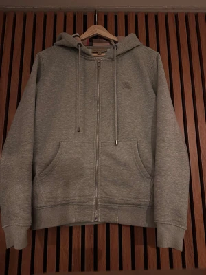Burberry hoodie  - Storlek S. Passar runt 175. Äktahetsbevis finns ej. Hör av er vid frågor!